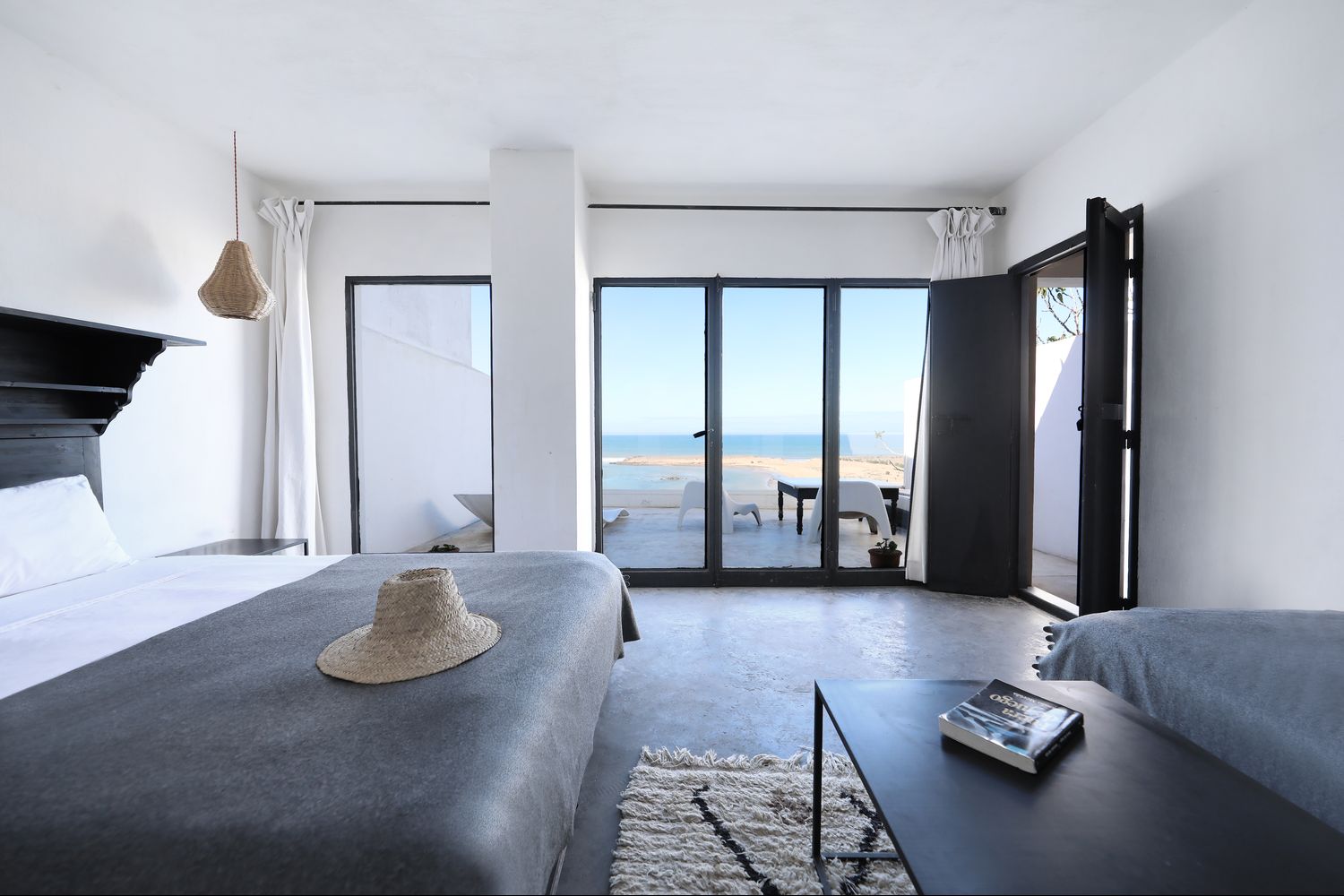 Une chambre d&rsquo;El Manzar ouverte par de grandes baies sur la lagune d&rsquo;Oualidia