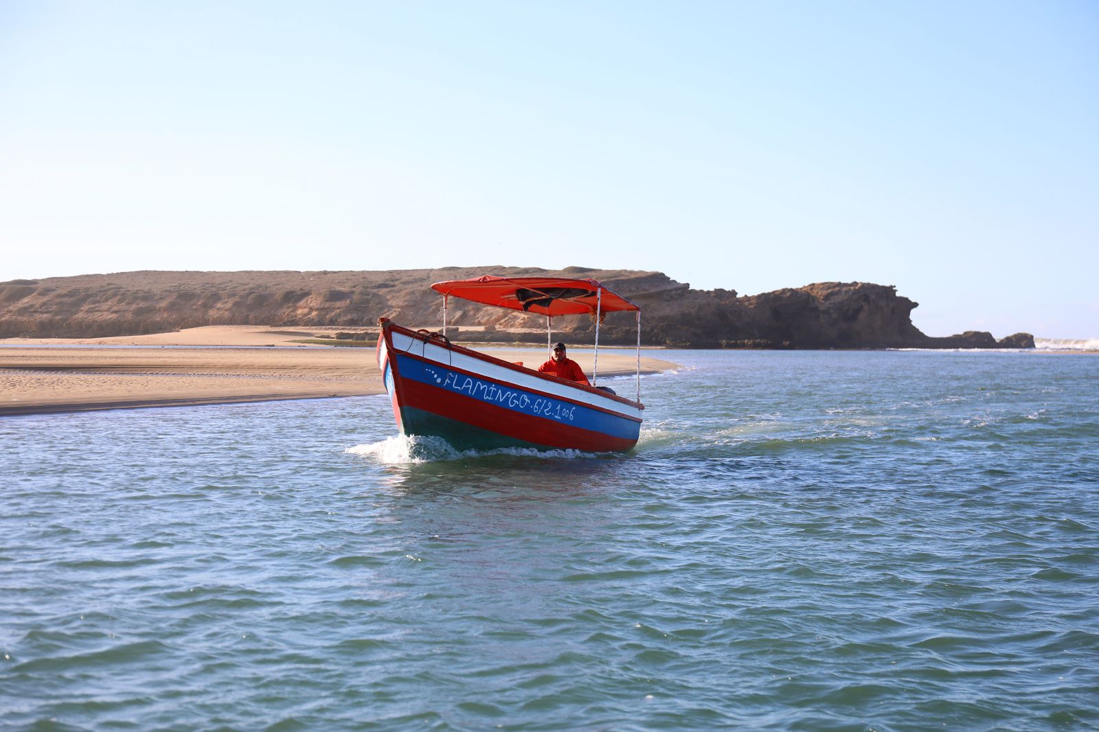 Une barque de pêcheur traditionnelle sur les eaux de la lagune d&rsquo;Oualidia