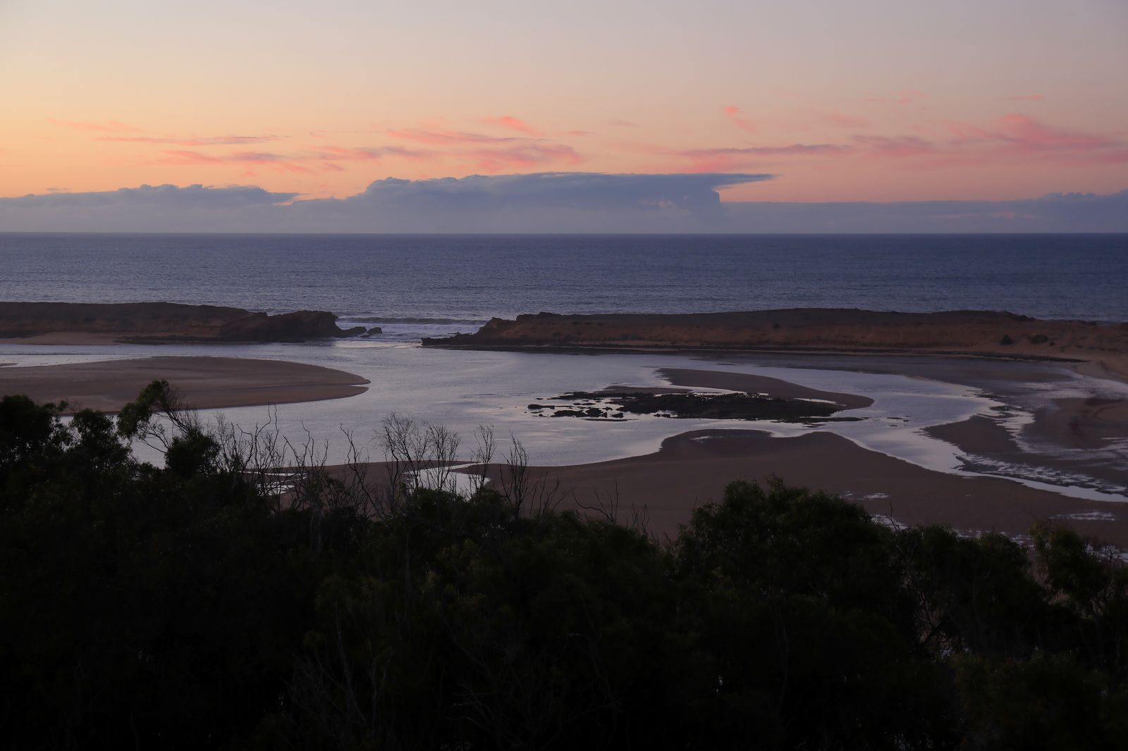 La lagune d&rsquo;Oualidia au crépuscule, vue d&rsquo;El Manzar &mdash; la forêt d&rsquo;eucalyptus, les bancs de sable et l&rsquo;océan