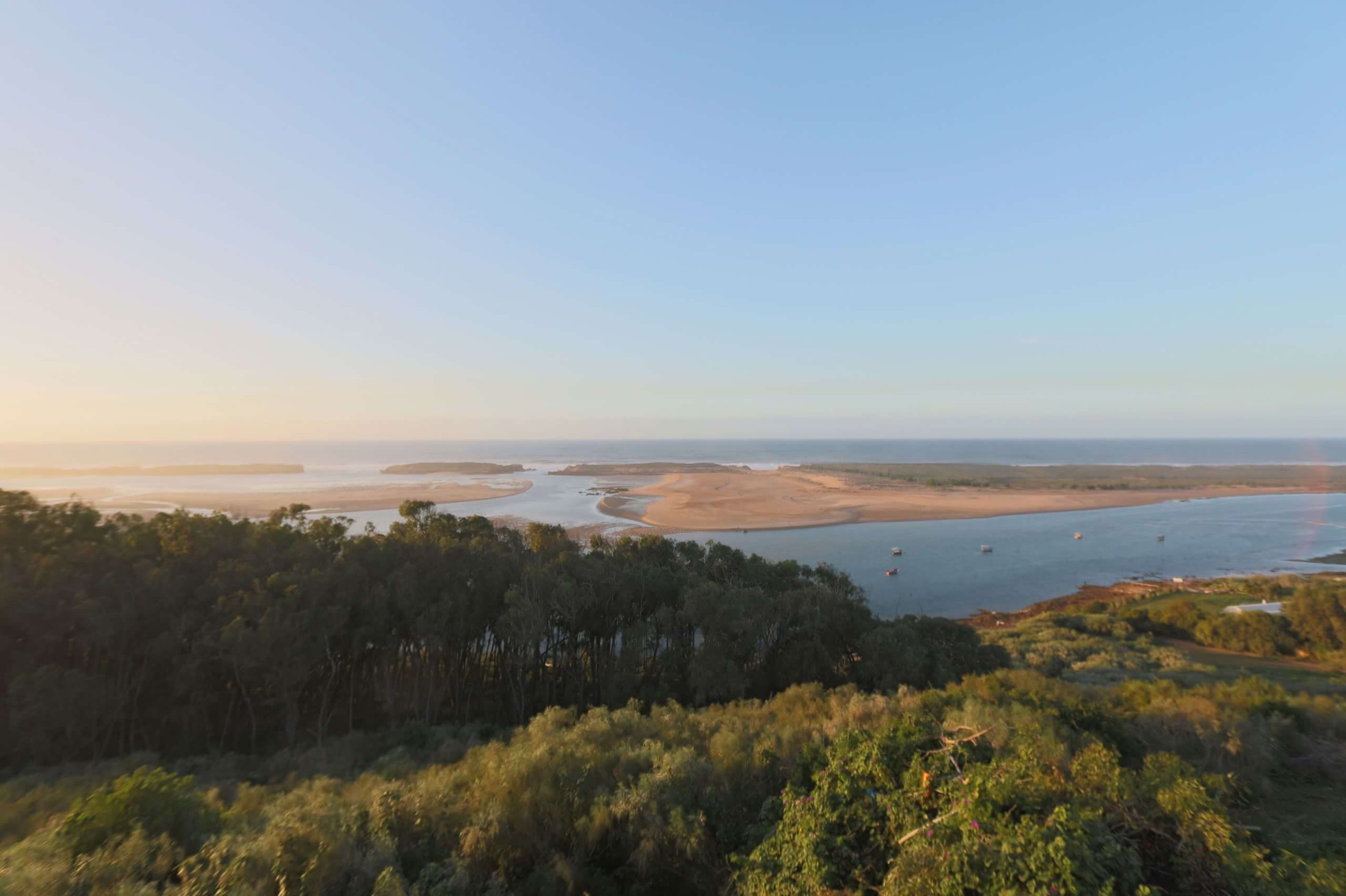 La lagune d'Oualidia vue depuis les hauteurs d'El Manzar — l'estuaire, les bancs de sable, la forêt royale et l'océan au loin