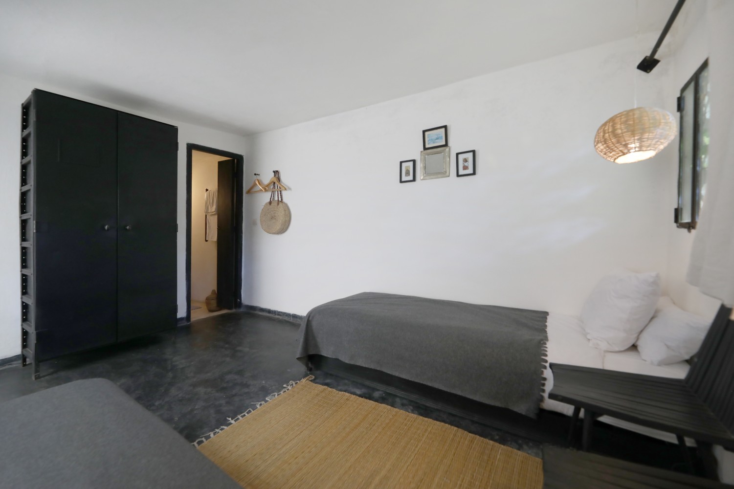 La Chambre Jardin d'El Manzar, ses lits en fer forgé face au jardin fleuri