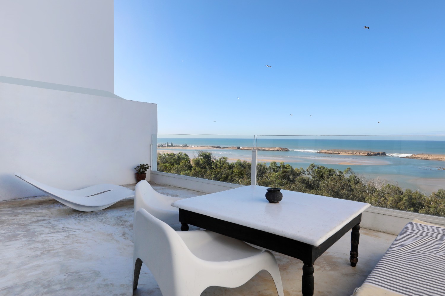 La terrasse privée d'une suite d'El Manzar au crépuscule, face à la lagune d'Oualidia